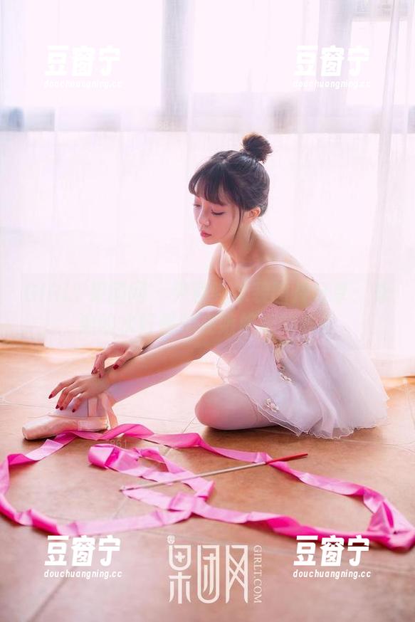 GIRLT果团网 - 尹意纯泳装图片分享：泳池的水好像都在嫉妒她的美！