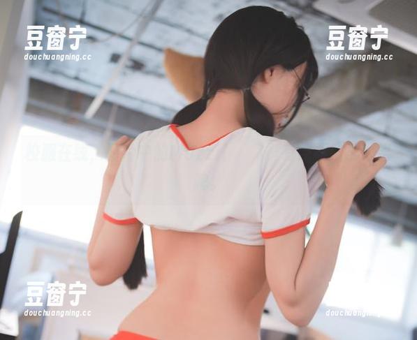 校服在线，图片中的Mozzi(모찌)，有点不按常理出牌。