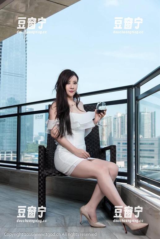 QingDouKe青豆客-王婉悠Queen QingDouKe青豆客 - 王婉悠Queen的白丝写真:你以为她在炫技?其实只是打开了新的“丝袜”人生!