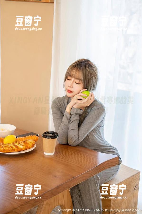 XINGYAN星颜社-黄寒娜 XINGYAN星颜社 - 好像要被黄寒娜的美脚吸走了,写真不忘分享