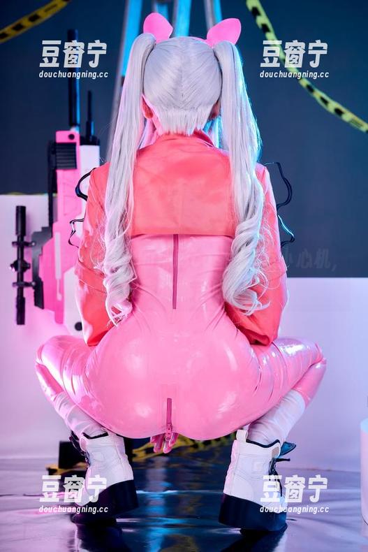 ZinieQ和海边的精彩cos，有点小心机，大家注意了哦。