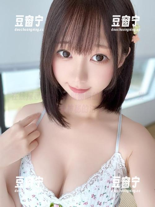 在线探寻nagisa魔物喵的浴室写真，发现了块神秘的浴巾？