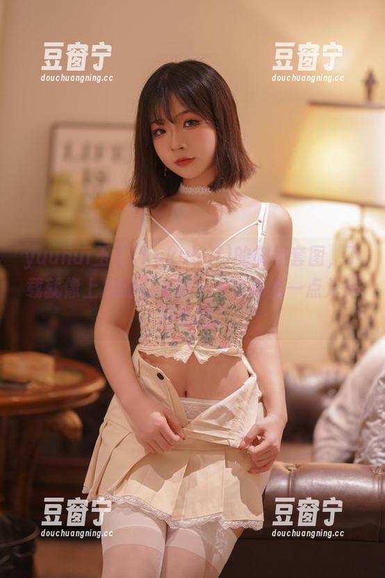yuuhui玉汇(kokuhui)的御姐套图，下载就像上周的旧电影——有那么一点儿怀旧气息。