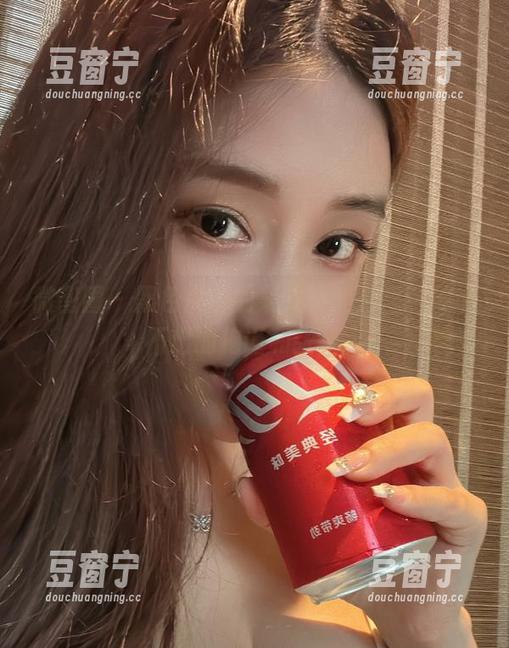 奶雯 微密圈 - 黑色底下的奶雯,照片里有种说不出的拘谨和张扬。
