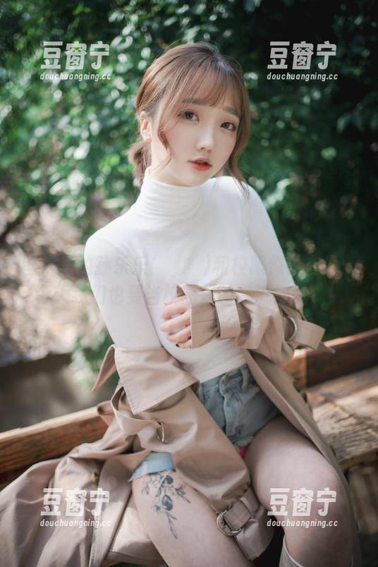 图片里的孙乐乐(손예은)和校服似乎在说：今天我们也要当校园里的‘流行风’！
