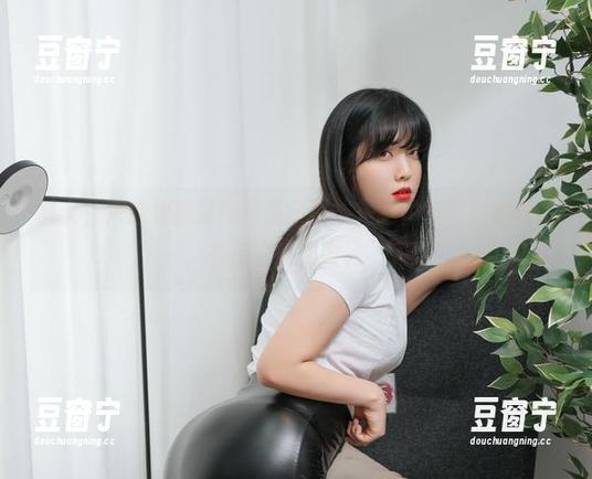 其实，宋哈娜的清纯作品集可能是我的审美新底线了，有点“纯到发光”。