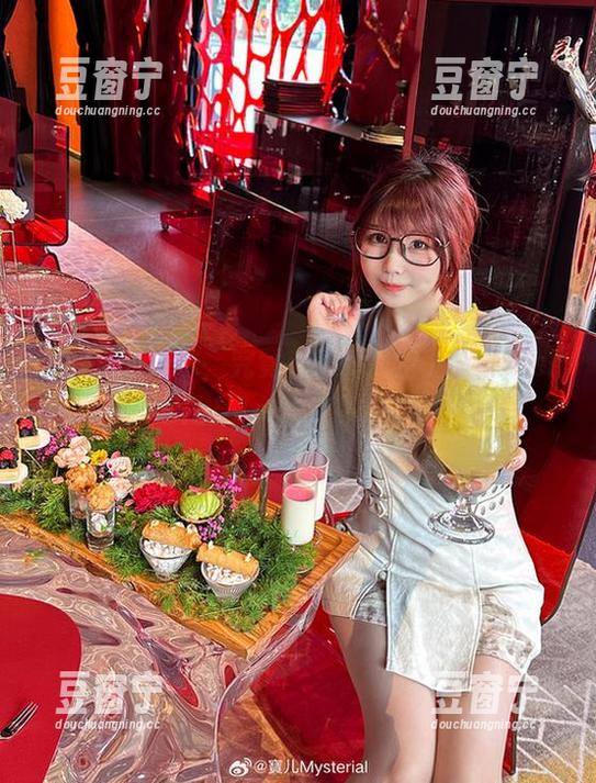 宝儿mysterial 图片里的妹妹,究竟在干嘛?宝儿mysterial又一次撩了一手