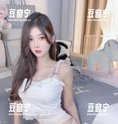 小小奶瓶儿的白色蕾丝，果然是个让人有些心神不宁的组合，原图看着都带点微微的挑衅。