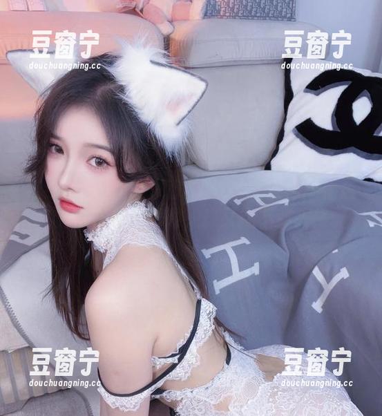 小小奶瓶儿 细细品味小小奶瓶儿的丝带女友作品精选,像是在聊个秘闻,却又找不到头绪。