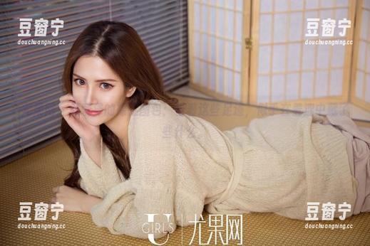 尤果网 - 颜爱泽的裸足图包：看着这些足迹，似乎在羞涩中藏了些什么。