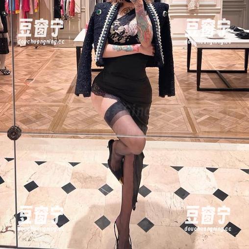 微密圈 - “下载希希Gina花嫁写真，顺便把我的恋爱铁路票也放进网盘”，对吧？