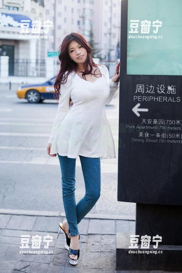 推女郎 - 原图中何奕恋的瑜伽姿态，吹过来的风都是温柔的。
