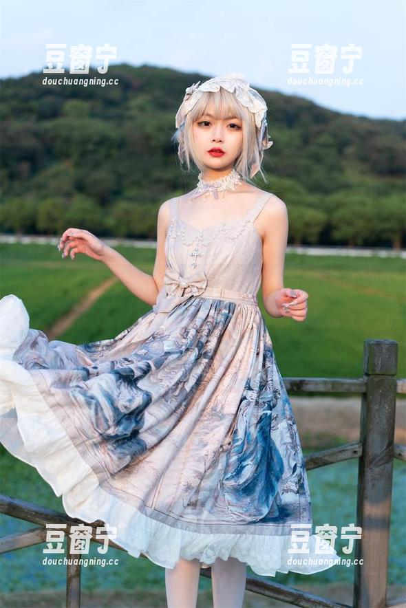 梨瑾瑾 看!梨瑾瑾在户外黑长服里,万物都变得低调了,照片倒是显得特别有趣。