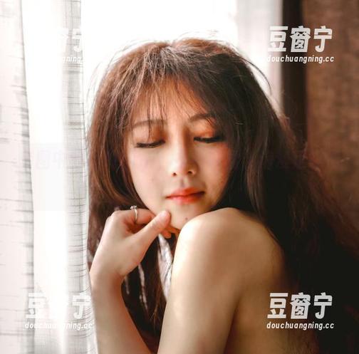樱晚gigi 套图中的樱晚gigi,衣衫轻盈,浪漫正在慢慢溜出来。