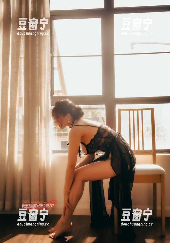 樱晚gigi：在线分享这泳池写真，拍出不一样的夏日气息。