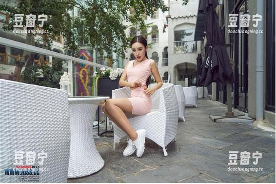 爱丝-佳慧 爱丝 - 佳慧和她的牛仔裤,在线搭配得真绝妙,图片带着一种不留痕迹的放松。