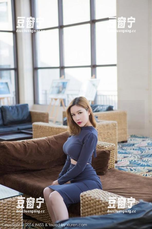 爱蜜社-萌白酱 爱蜜社 - 免费体操服图片,萌白酱是否在体育馆练习柔韧性?