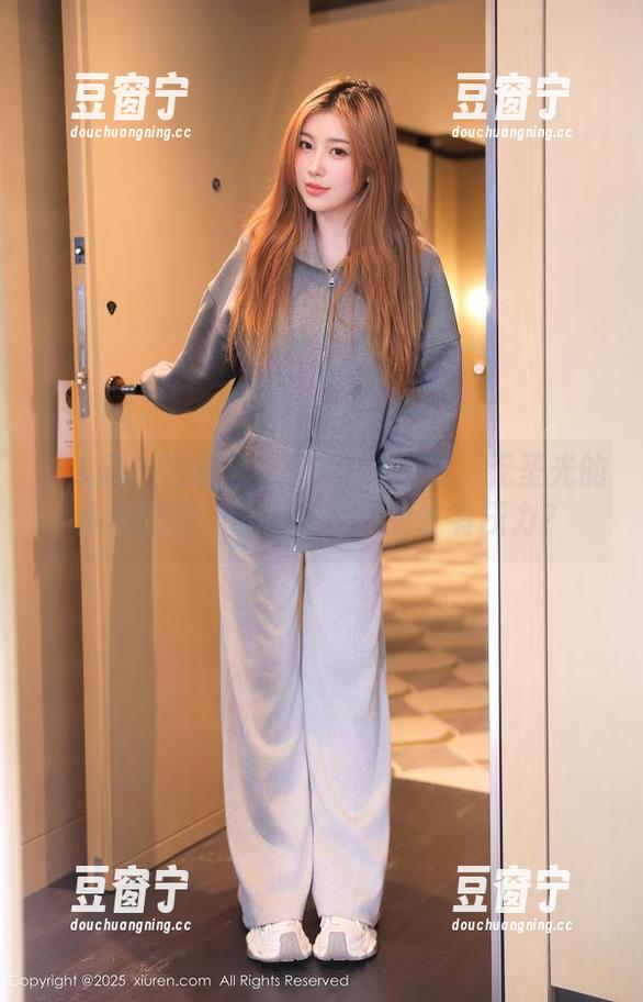 秀人网-陈雅漫VICKY 秀人网 - 陈雅漫VICKY的校服:无圣光的青春图包,谁说只有作业才有压力?