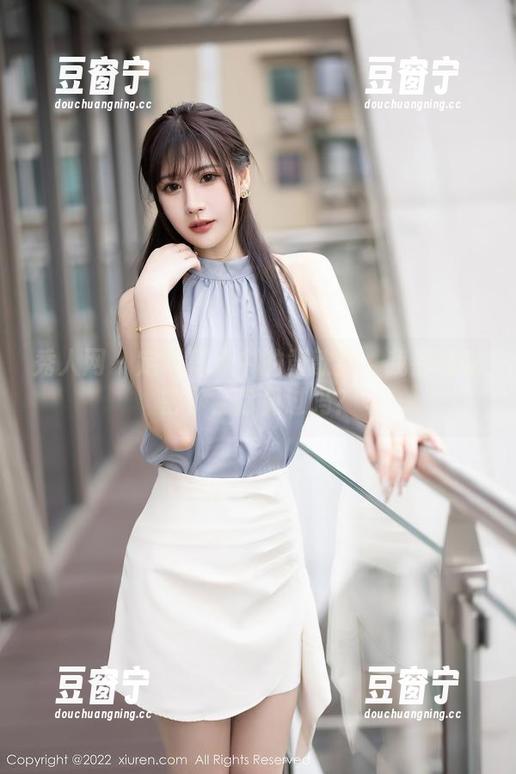 秀人网 - 定制写真中的黄歆苑：我都有秘密了，你见过吗？