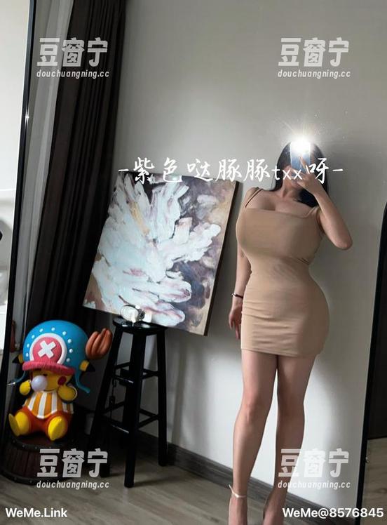 紫色哒豚豚 微密圈 - 紫色哒豚豚在私房里的沙雕形象,吊带白丝穿得有些放飞自我!