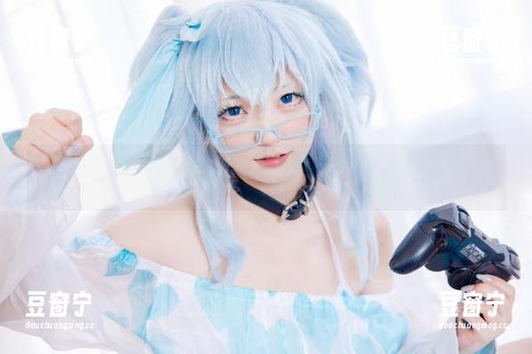花铃Hana换上制服，高清cos，安静中透出些不寻常，真有趣。