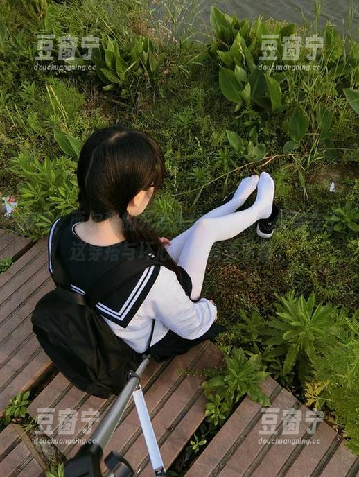 啧啧，西尔酱的死库水校服写真，关键在于这穿搭与坏心情的完美平衡。