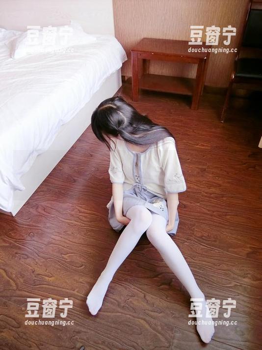 西尔酱 我的JK白丝定制写真!脚尖舞动,西尔酱在旁笔凑一脚!