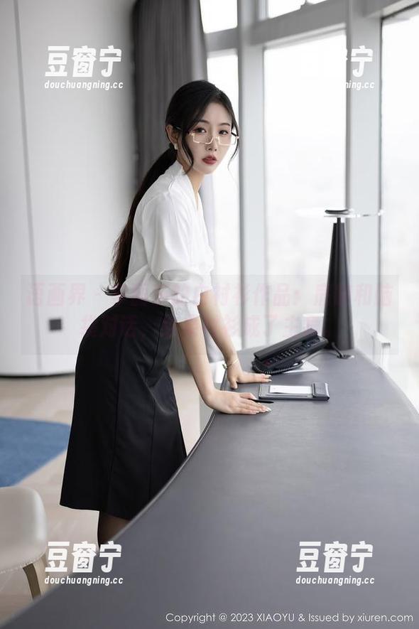 语画界-李丽莎 语画界 - 李丽莎的白衬衫作品:肩膀和脑袋对话,结果衬衫成了主角。