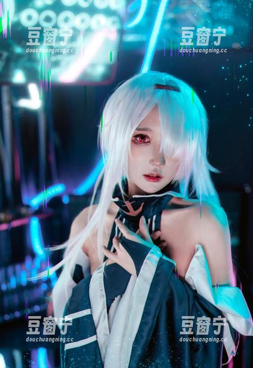 豹纹与阿包也是兔娘的魔幻碰撞，这些写真竟让人心中弥漫出些温暖的波动。